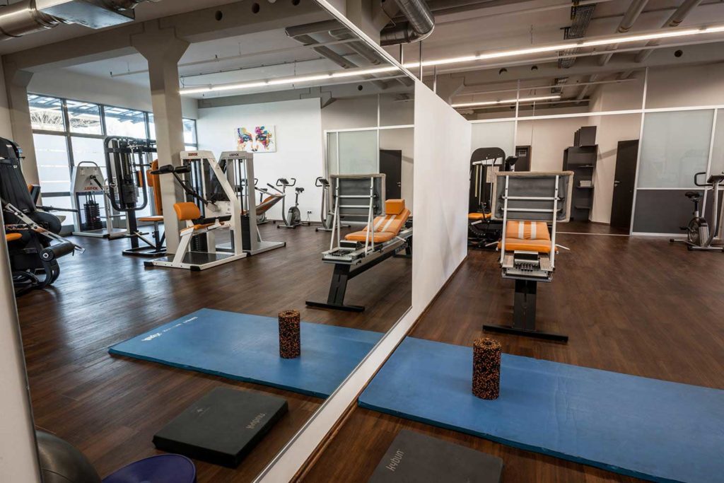 PHYSICS Trainingsraum mit Spiegel