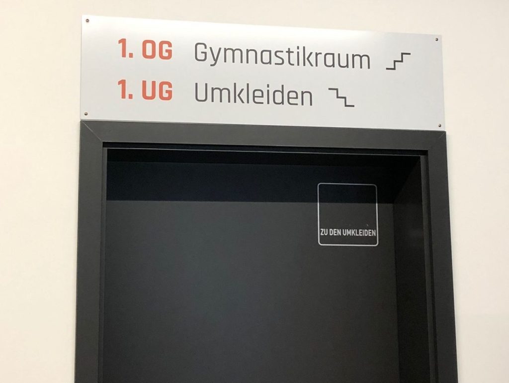 PHYSICS Treppenhaus Eingang